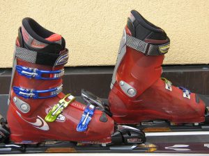 1280px-ski_boots_alpin_large